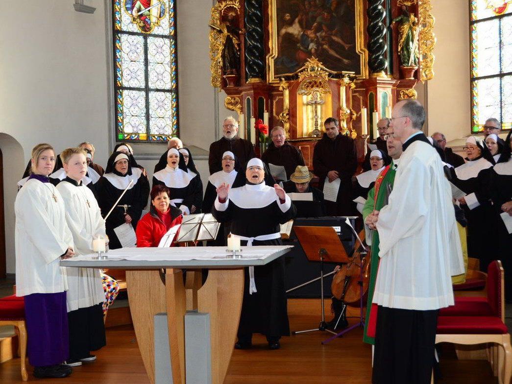 Als Nonnen und Mönche verkleidet, verschönerte der Kirchechor mit schwungvollen Gesängen die Faschingsmesse am Sonntag.