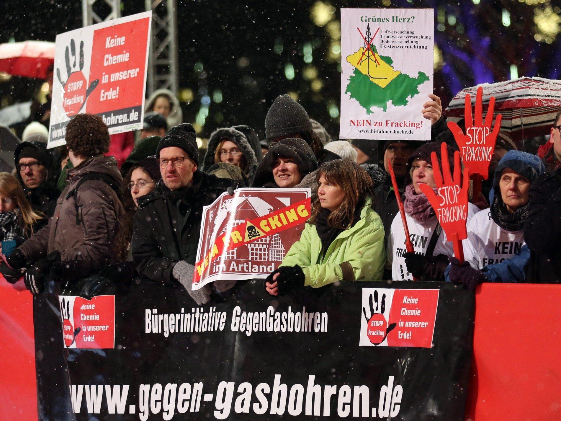 Deutsche Bürger protestieren gegen Fracking als Öko-Zeitbombe.