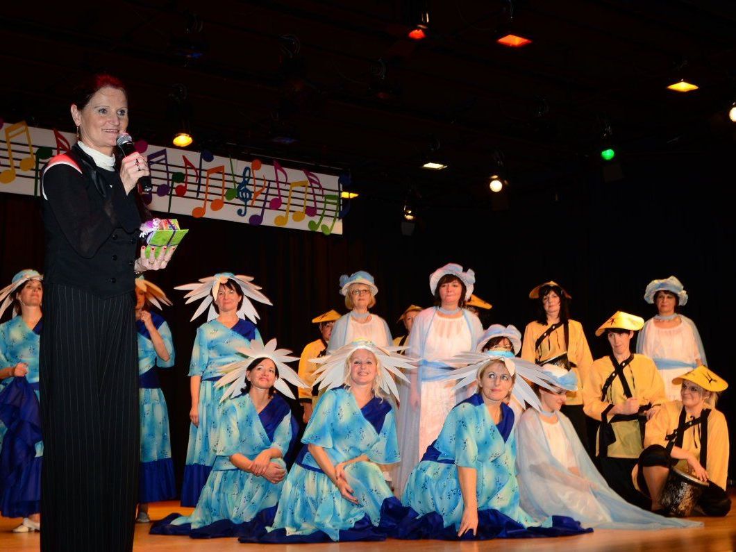 Eine Augenweide boten die von Ria Steinbichler (l.) einstudierten Tänze. Eine Augenweide boten die von Ria Steinbichler (l.) einstudierten Tänze.