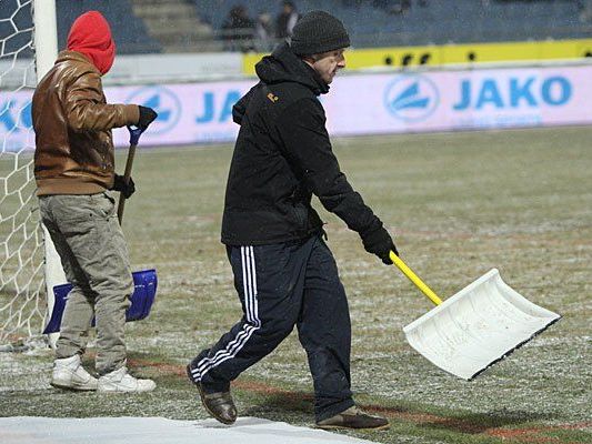 Schneeschaufeln hat geholfen - die Bundesliga-Spiele finden statt Schneeschaufeln hat geholfen - die Bundesliga-Spiele finden statt