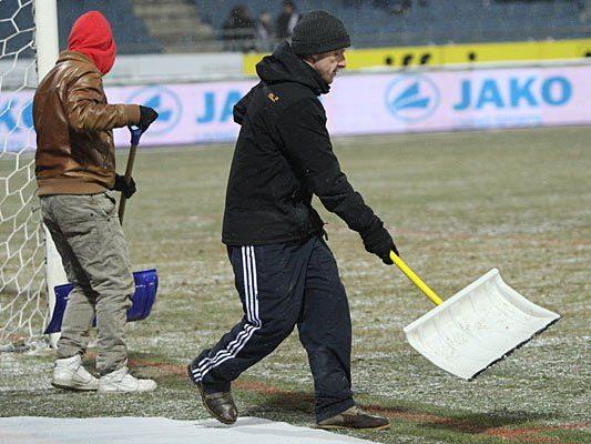 Schneeschaufeln hat geholfen - die Bundesliga-Spiele finden statt