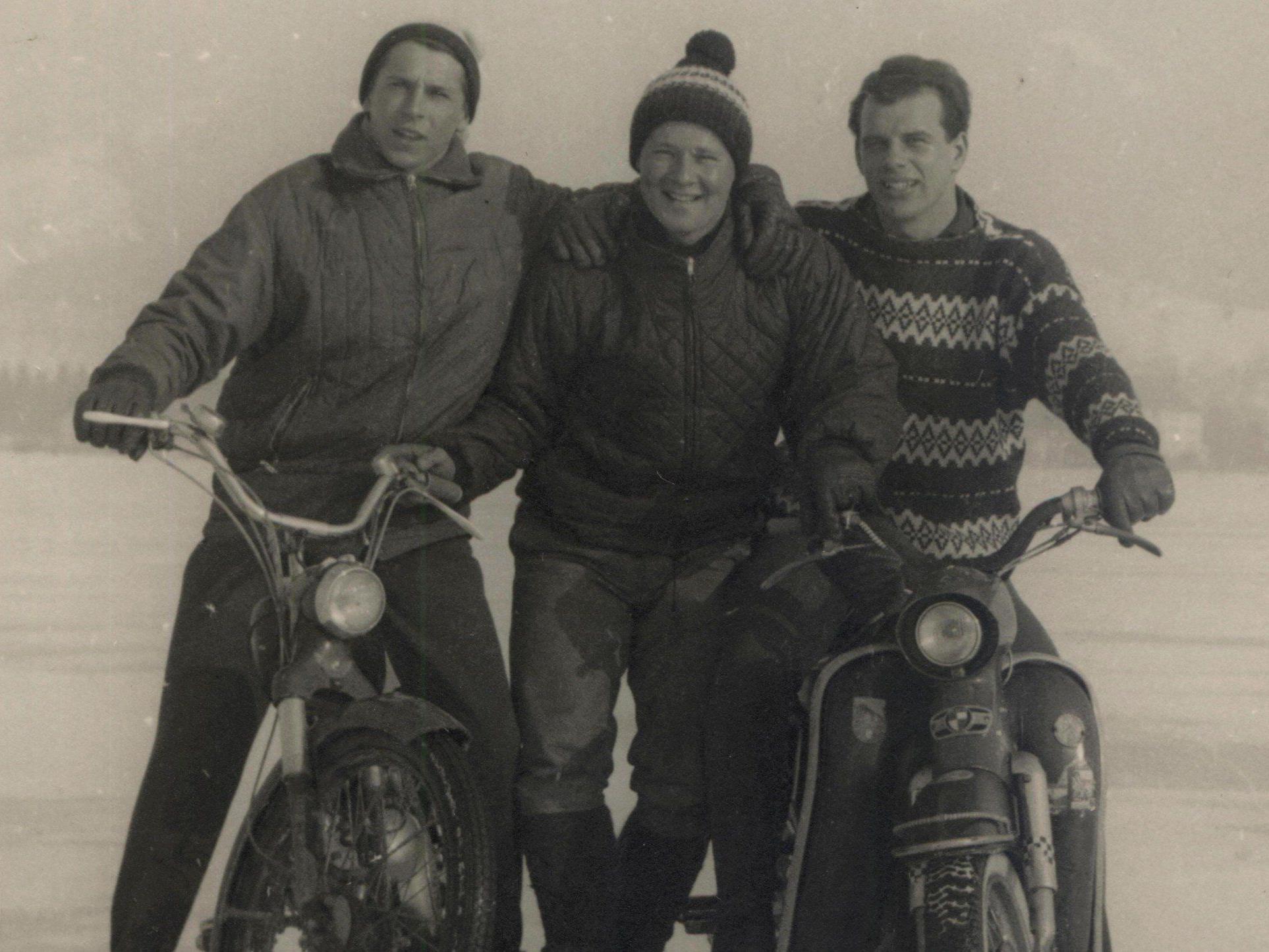Eugen Loretz (li), Engelbert Gmeinder (mi) und Kurt Gleffe (re) fuhren mit ihren Puch-Mopeds über den See.