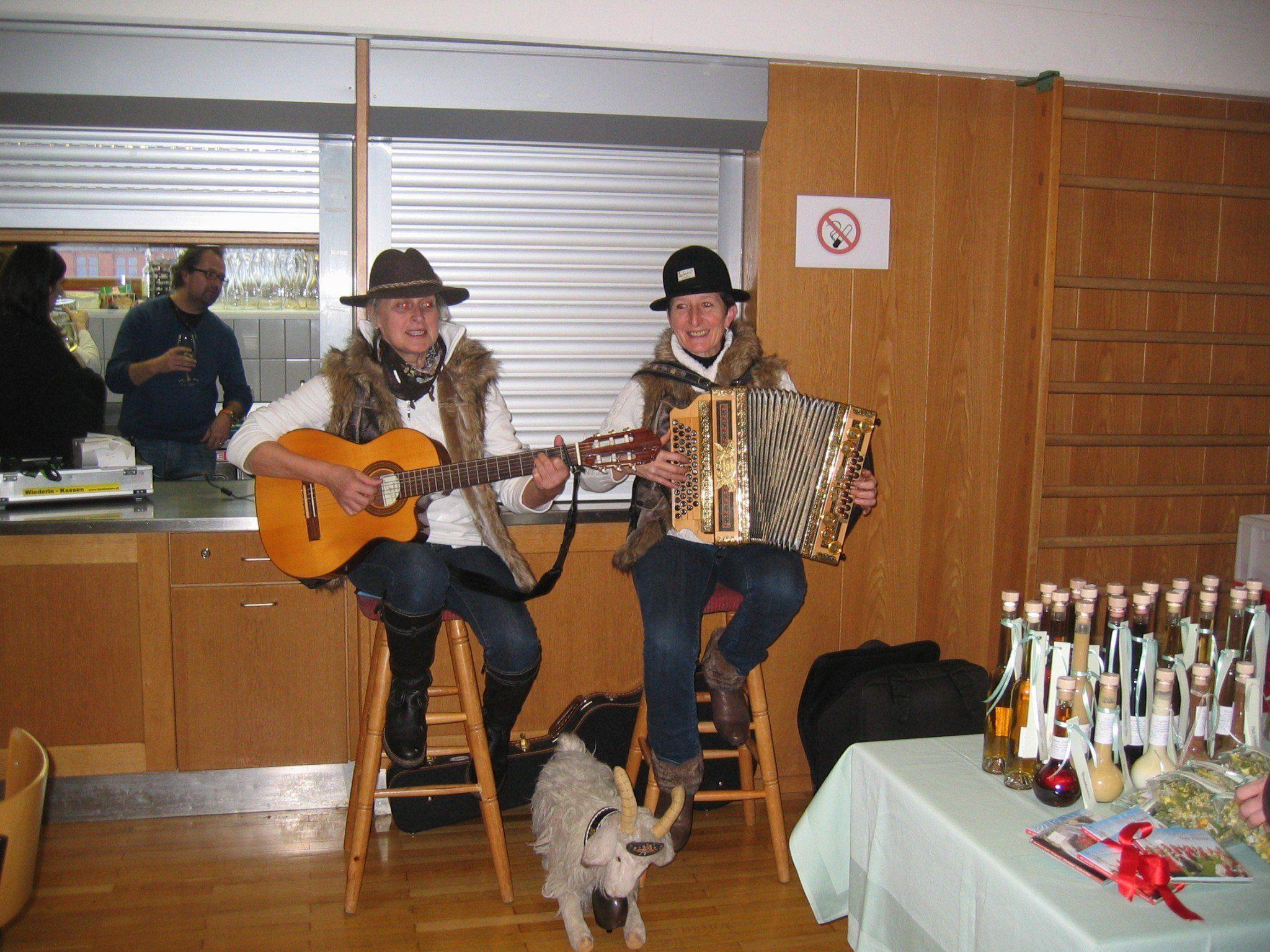 Die Bergziegen sorgten für musikalische Unterhaltung beim Bauernmarkt Die Bergziegen sorgten für musikalische Unterhaltung beim Bauernmarkt
