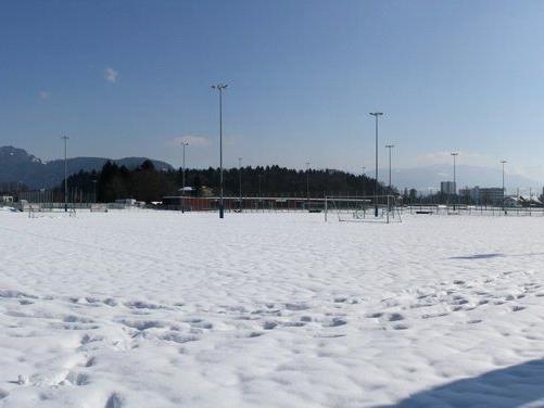 Die Sportanlage Neu Amerika präsentiert sich noch tief winterlich, statt einer grünen Rasenfläche.