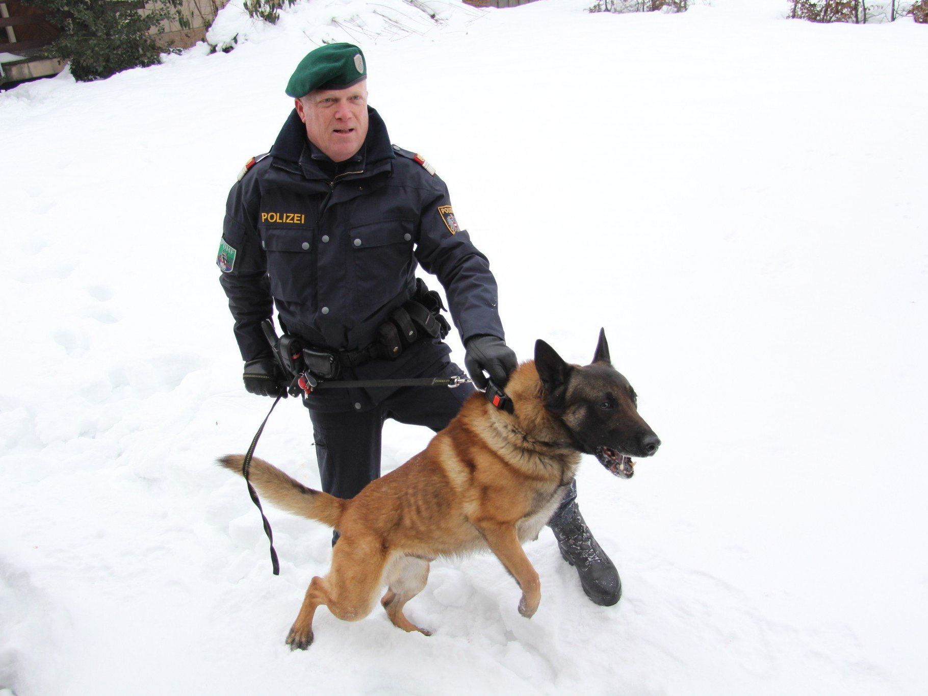 Gruppeninspektor Christian Kloos und sein Hund "Icy". Gruppeninspektor Christian Kloos und sein Hund "Icy".