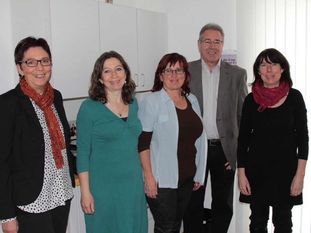 Stolz auf ihr neues Zuhause: Obfrau Uschi Österle mit dem KPV Team Diplomkrankenschwester Gabriele Müller, Helga Kollmann, Sabine Gunz-Bertschler und Bürgermeister Helmut Lampert Stolz auf ihr neues Zuhause: Obfrau Uschi Österle mit dem KPV Team Diplomkrankenschwester Gabriele Müller, Helga Kollmann, Sabine Gunz-Bertschler und Bürgermeister Helmut Lampert
