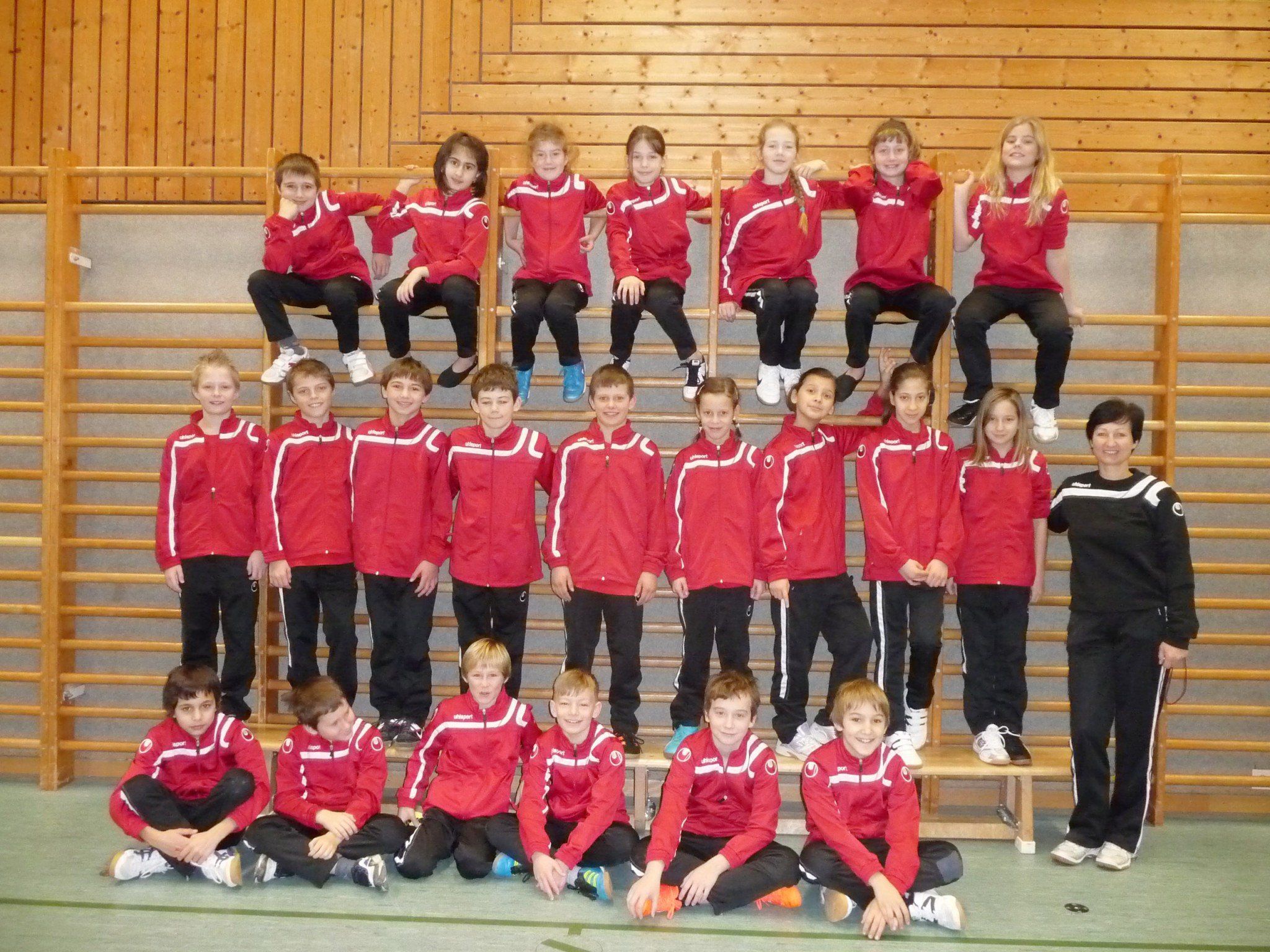 Die Schüler und Schülerinnen der 1a Klasse der SMS Wolfurt mit KV Barbara Kohler. Die Schüler und Schülerinnen der 1a Klasse der SMS Wolfurt mit KV Barbara Kohler.