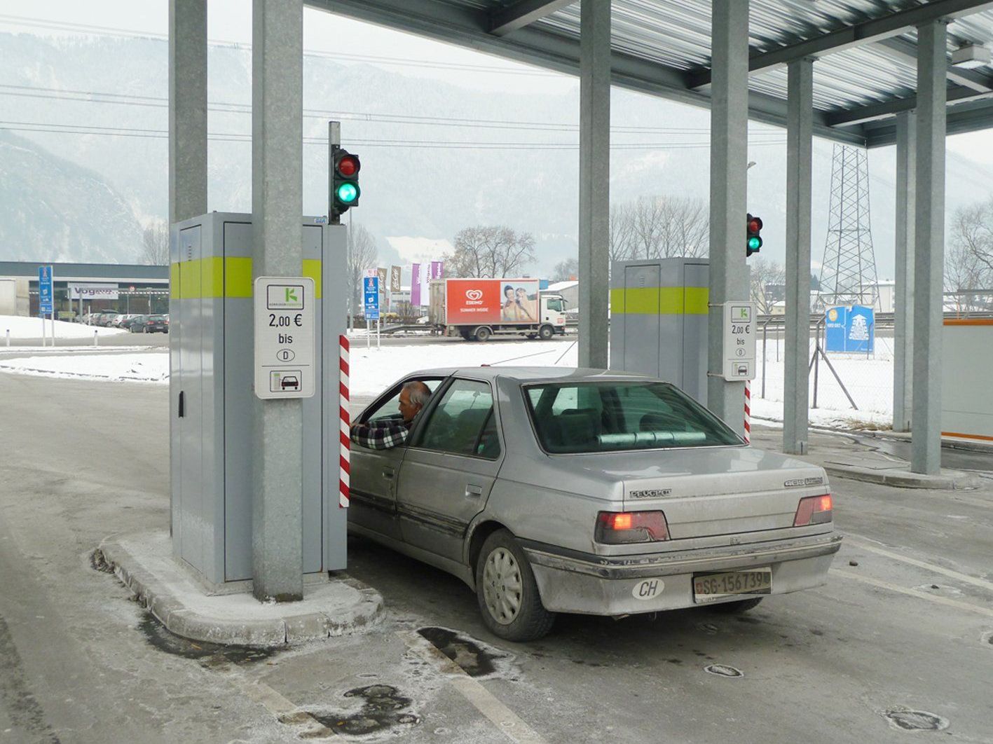Die Automaten für die Korridorvignette an der Autobahnauffahrt Hohenems sollen spätestens Ende 2013 geschlossen werden. Die Automaten für die Korridorvignette an der Autobahnauffahrt Hohenems sollen spätestens Ende 2013 geschlossen werden.