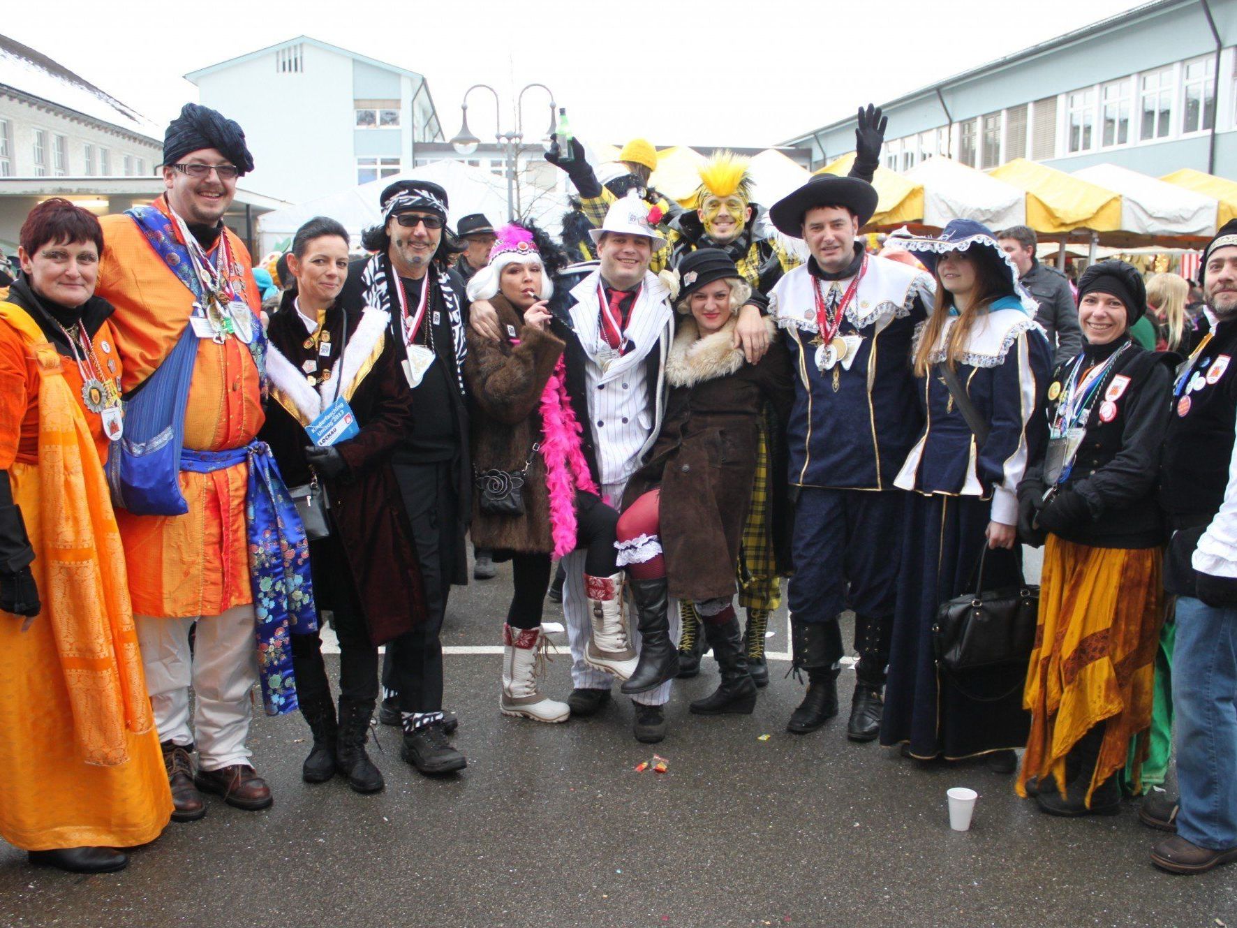 Die vier „Bürgermeister“ von Lochau freuten sich mit ihrem Anhang über einen bestens gelungenen Kinderfasching. Die vier „Bürgermeister“ von Lochau freuten sich mit ihrem Anhang über einen bestens gelungenen Kinderfasching.