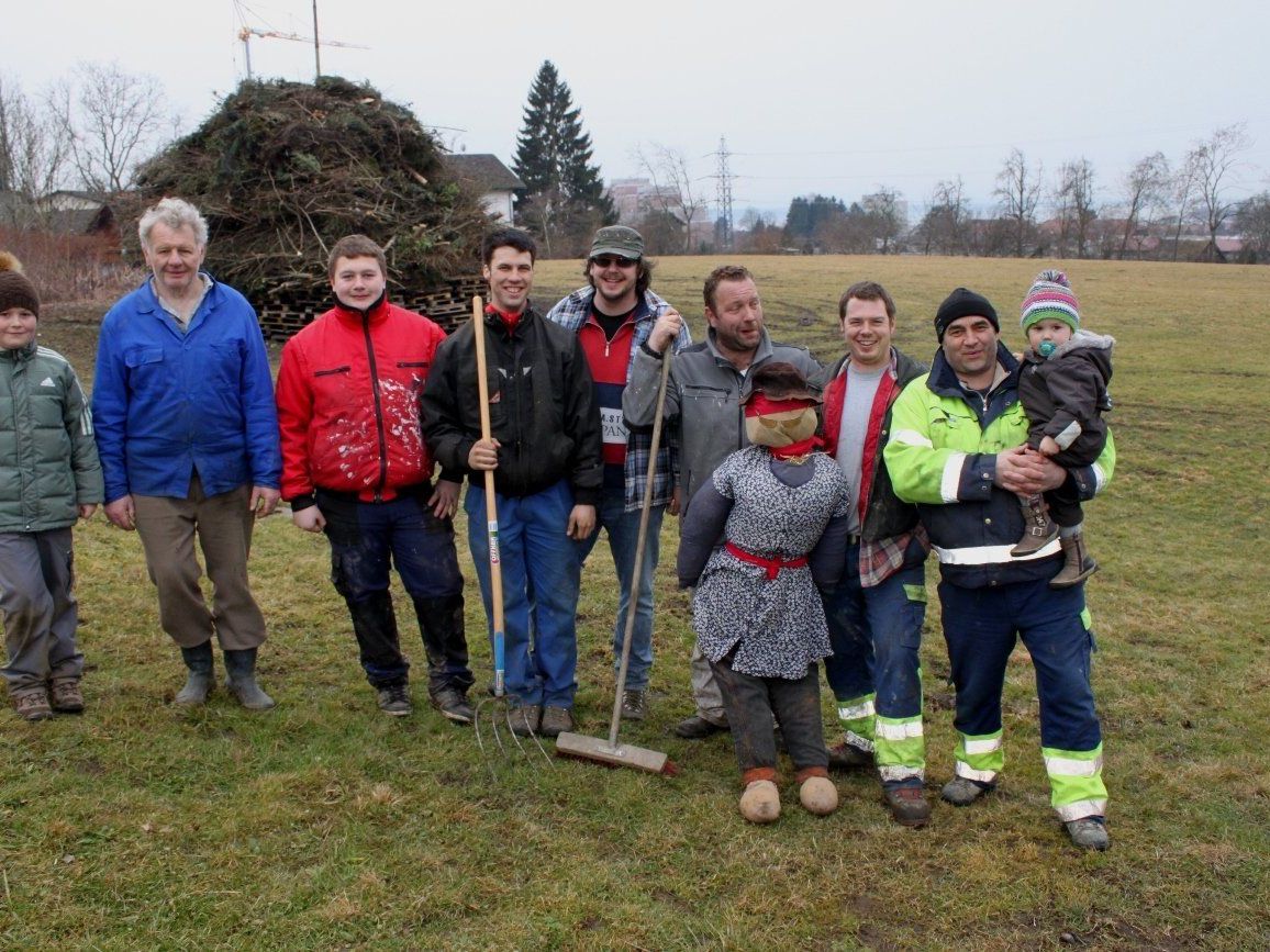 Das „Rat von Hofen“-Team mit Funkenmeister Andreas Fessler lädt zum Funkenabrennen nach Hofen. Das „Rat von Hofen“-Team mit Funkenmeister Andreas Fessler lädt zum Funkenabrennen nach Hofen.