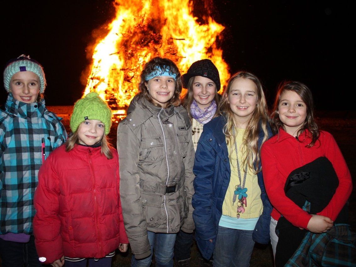Das traditionelle Funkenabbrennen wird auch für die Kinder jedes Jahr zum Erlebnis Das traditionelle Funkenabbrennen wird auch für die Kinder jedes Jahr zum Erlebnis