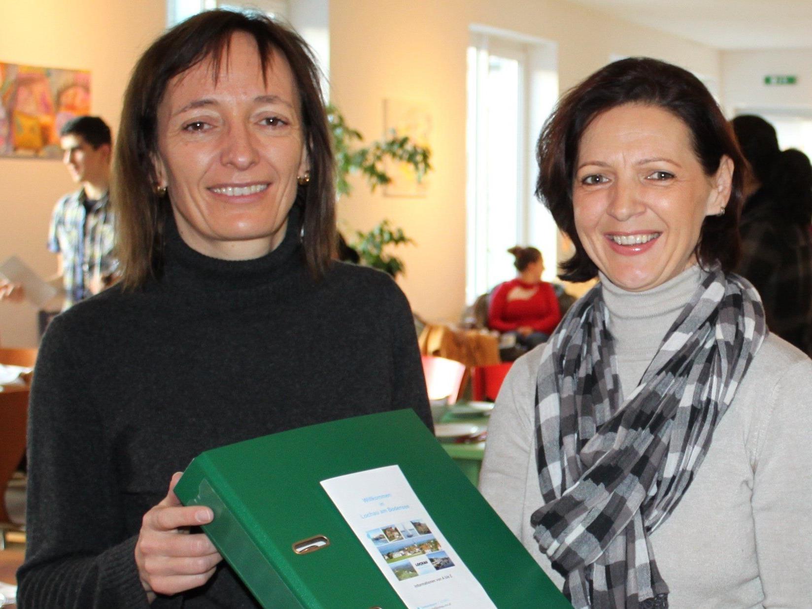 Andrea Kramer und Ingrid Hörburger begrüßen die neu zugezogenen Bürger der Gemeinde Lochau.