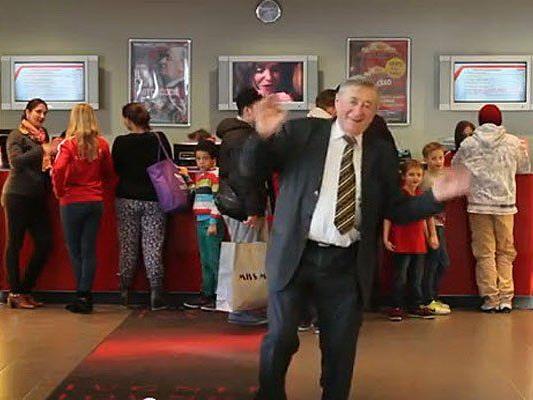 So fröhlich lässt es Lugner im "Harlem Shake" krachen So fröhlich lässt es Lugner im "Harlem Shake" krachen