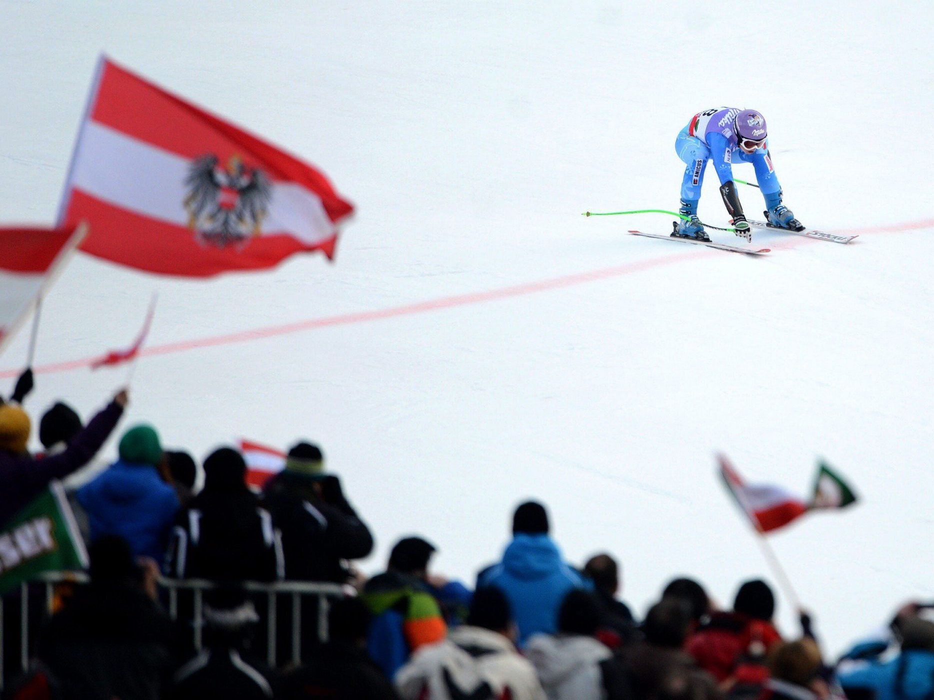 Tina Maze kommt mit Gold-Zeit ins Ziel des WM-Super-G in Schladming.