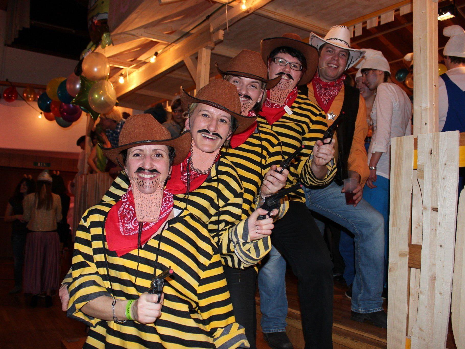 Die Daltons und Lucky Luke vergaßen einen Abend lang ihre gewohnten Scherereien und feierten gemeinsam. Die Daltons und Lucky Luke vergaßen einen Abend lang ihre gewohnten Scherereien und feierten gemeinsam.