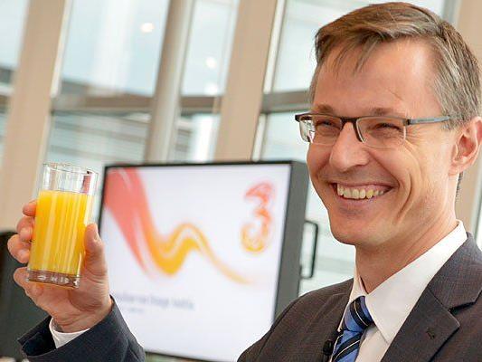 Drei"3"-CEO Jan Trionow mit einem Glas Orangensaft bei der PK zur Übernahme von "Orange"