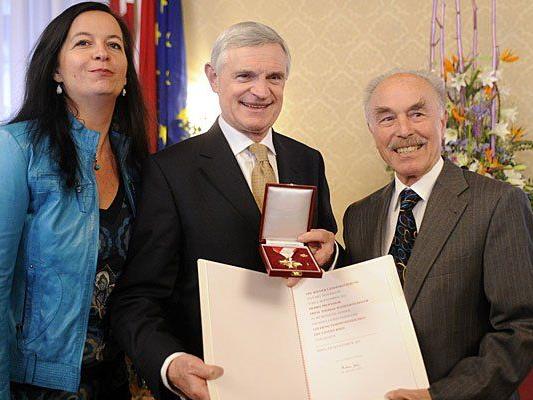 Ulli Sima, Thomas Schäfer-Elmayer und Sepp Rieder während der Überreichung des Goldenen Wiener Ehrenzeichens Ulli Sima, Thomas Schäfer-Elmayer und Sepp Rieder während der Überreichung des Goldenen Wiener Ehrenzeichens