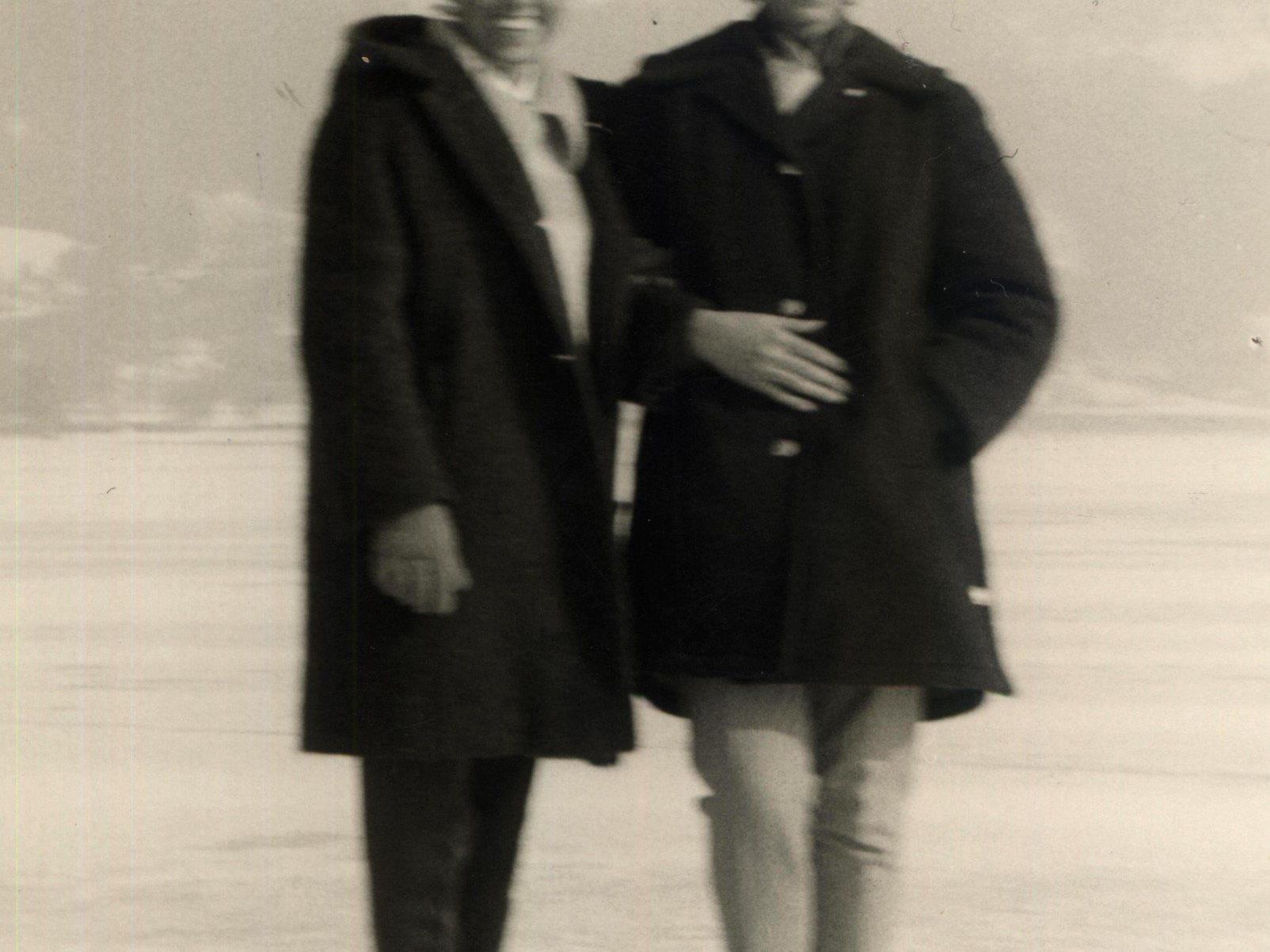 Roswitha Frefel und Hilde Waidelich (rechts) – ein kleines, leicht unscharfes Foto erinnert an den „ein wenig unheimlichen Ausflug auf das Eis“.
