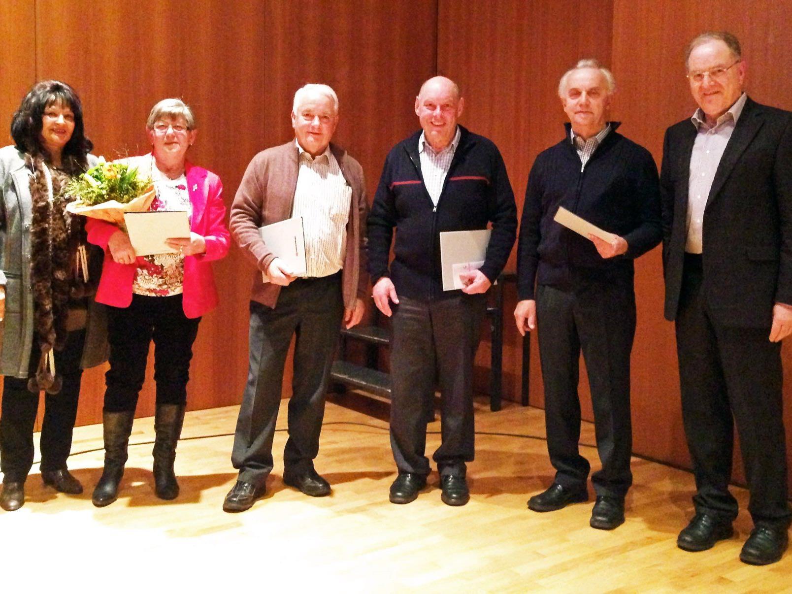 Die geehrten Mitglieder des Seniorenbundes Höchst mit Karin Rezniczek und Obmann Werner Schmid