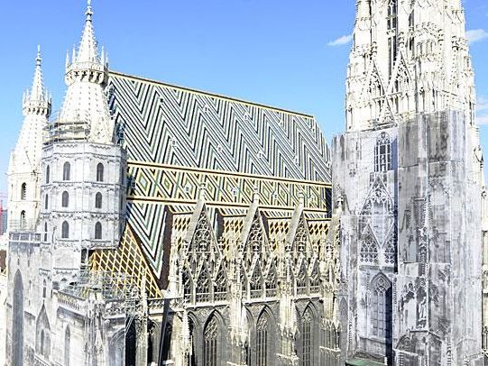 Auch der Stephansdom wird bei der Verhüllungsaktion teils bedeckt Auch der Stephansdom wird bei der Verhüllungsaktion teils bedeckt