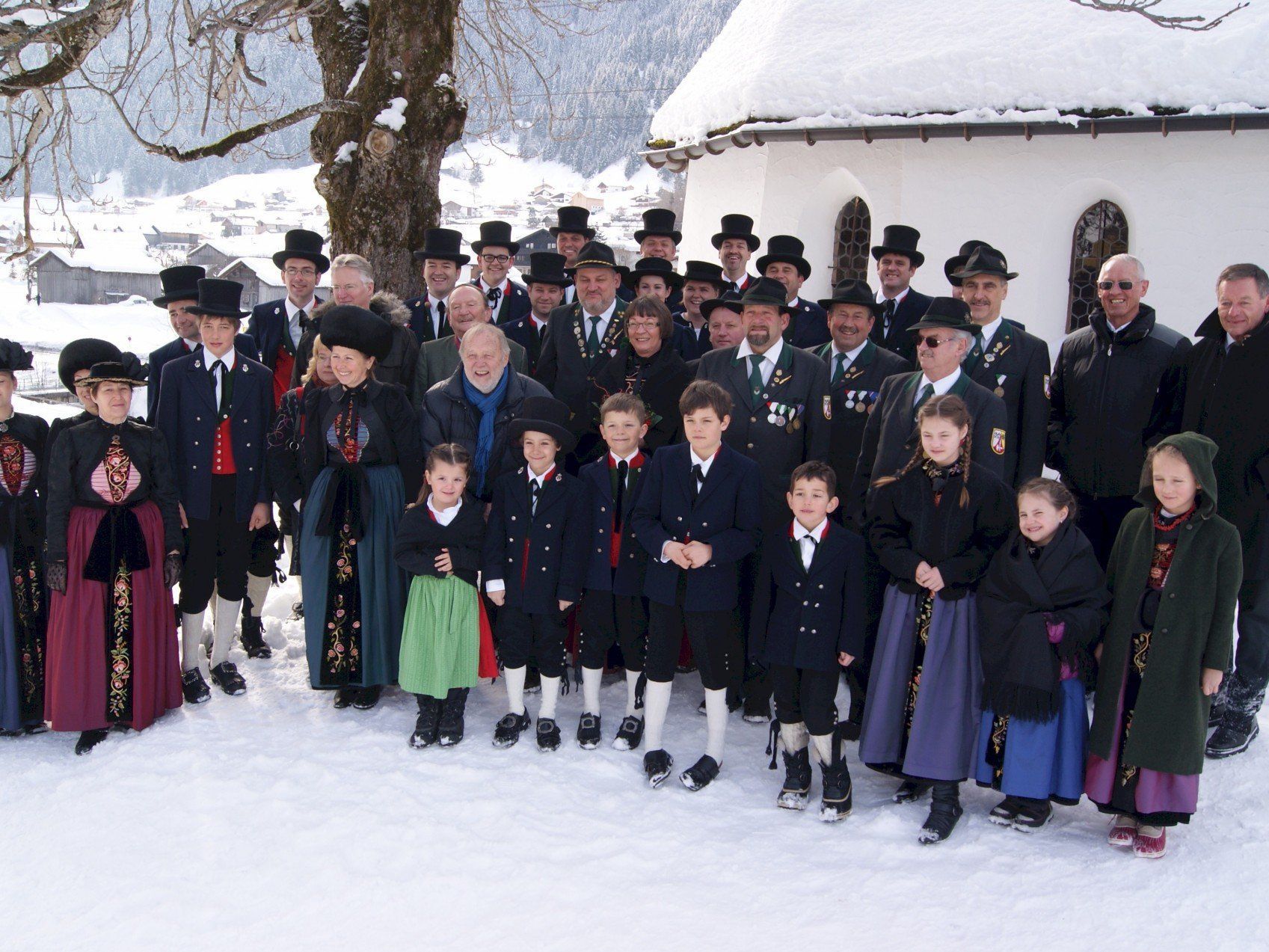 Joseph Vilsmaier mit den Protagonisten der Taufszene bei der Kapelle Maria Schnee. Joseph Vilsmaier mit den Protagonisten der Taufszene bei der Kapelle Maria Schnee.