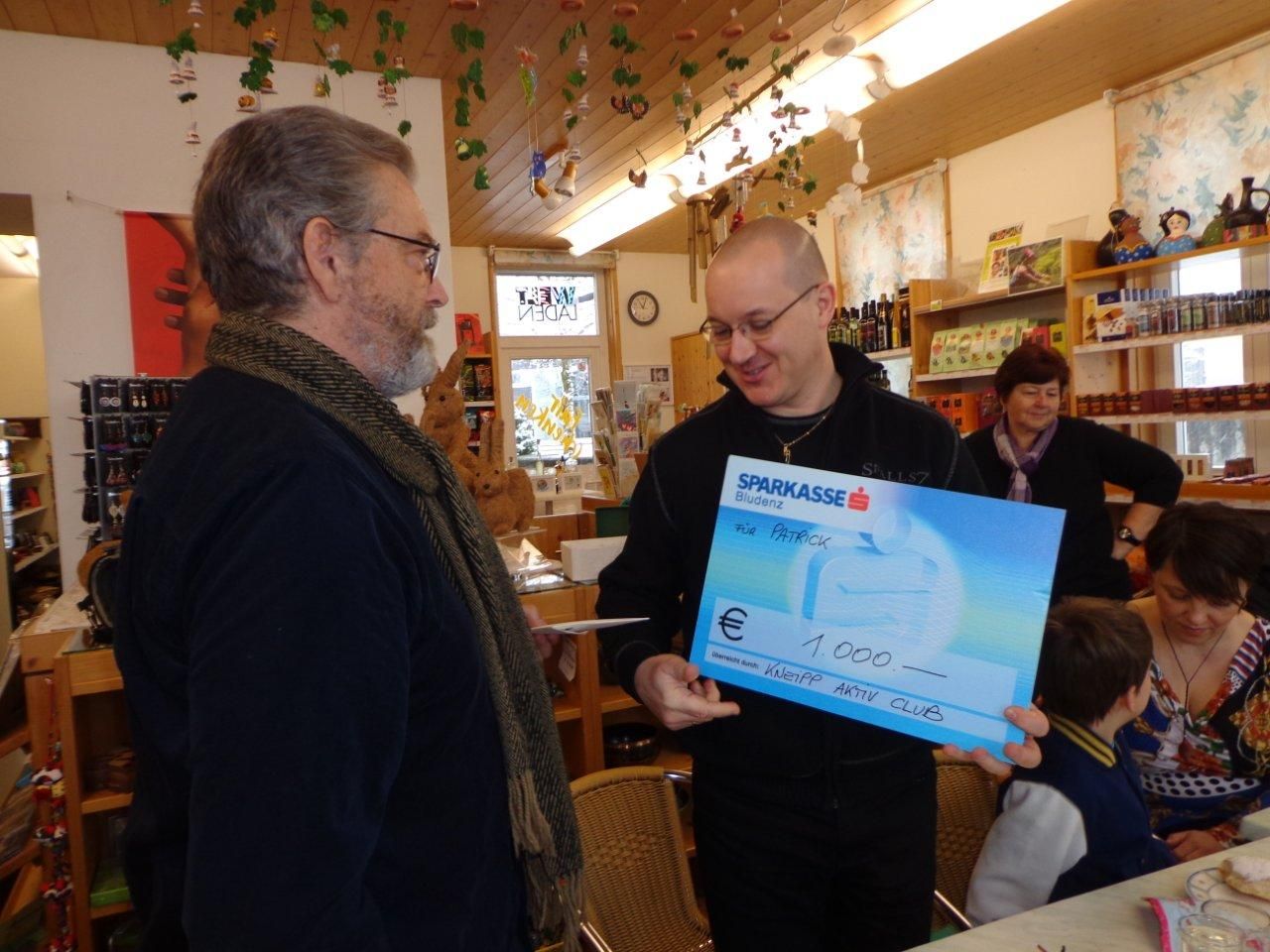 Der Kneipp Aktiv-Club Frastanz übergab Patricks Vater den Scheck über 1.000 Euro Der Kneipp Aktiv-Club Frastanz übergab Patricks Vater den Scheck über 1.000 Euro