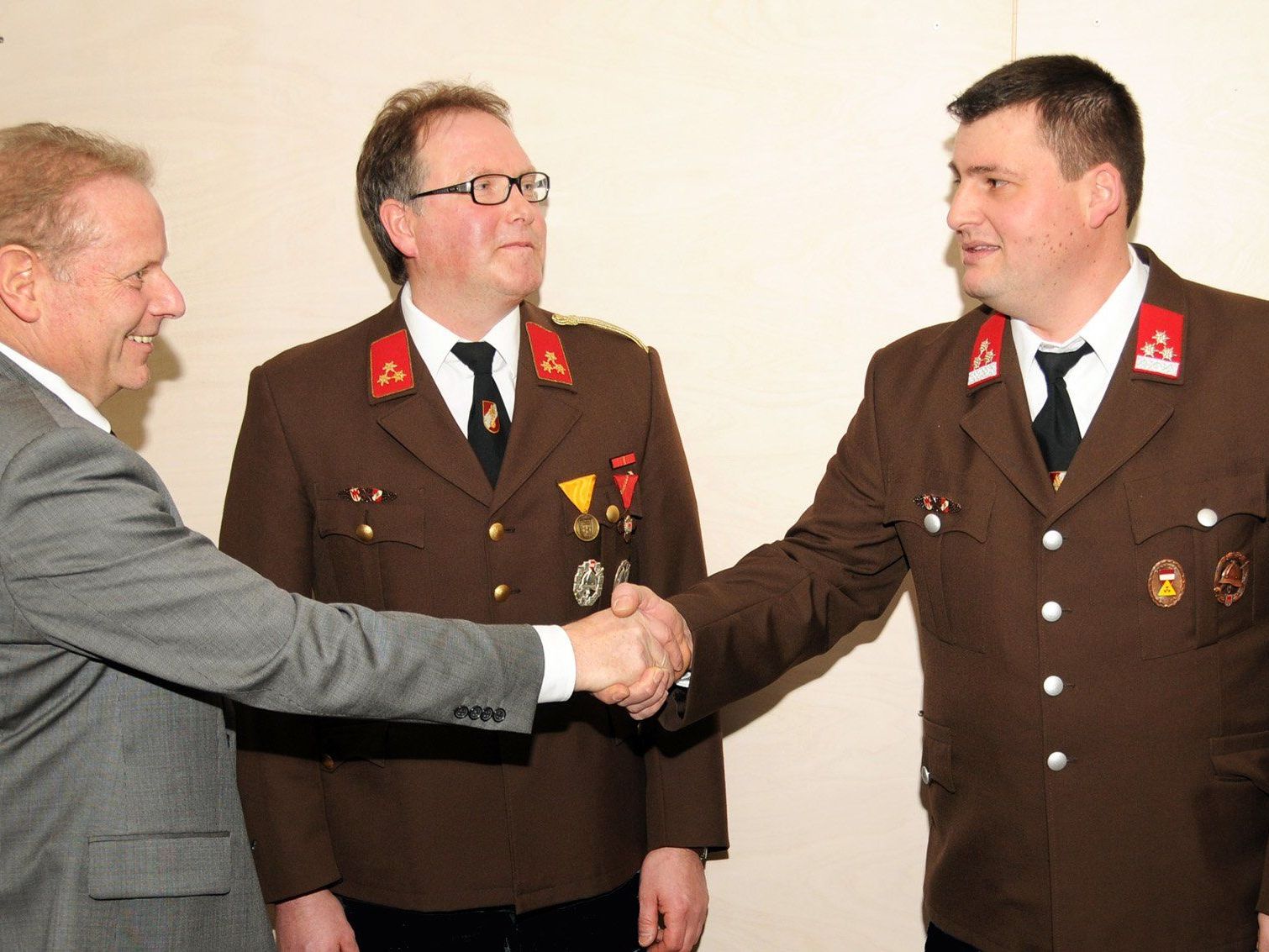 Bürgermeister Ernst Blum gratuliert Kommandant Christian Geißler, in der Mitte Thomas Scheutz Bürgermeister Ernst Blum gratuliert Kommandant Christian Geißler, in der Mitte Thomas Scheutz