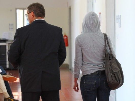 Strafe für Cain-Mutter laut Innsbrucker Behörde zu milde bemessen. Strafe für Cain-Mutter laut Innsbrucker Behörde zu milde bemessen.