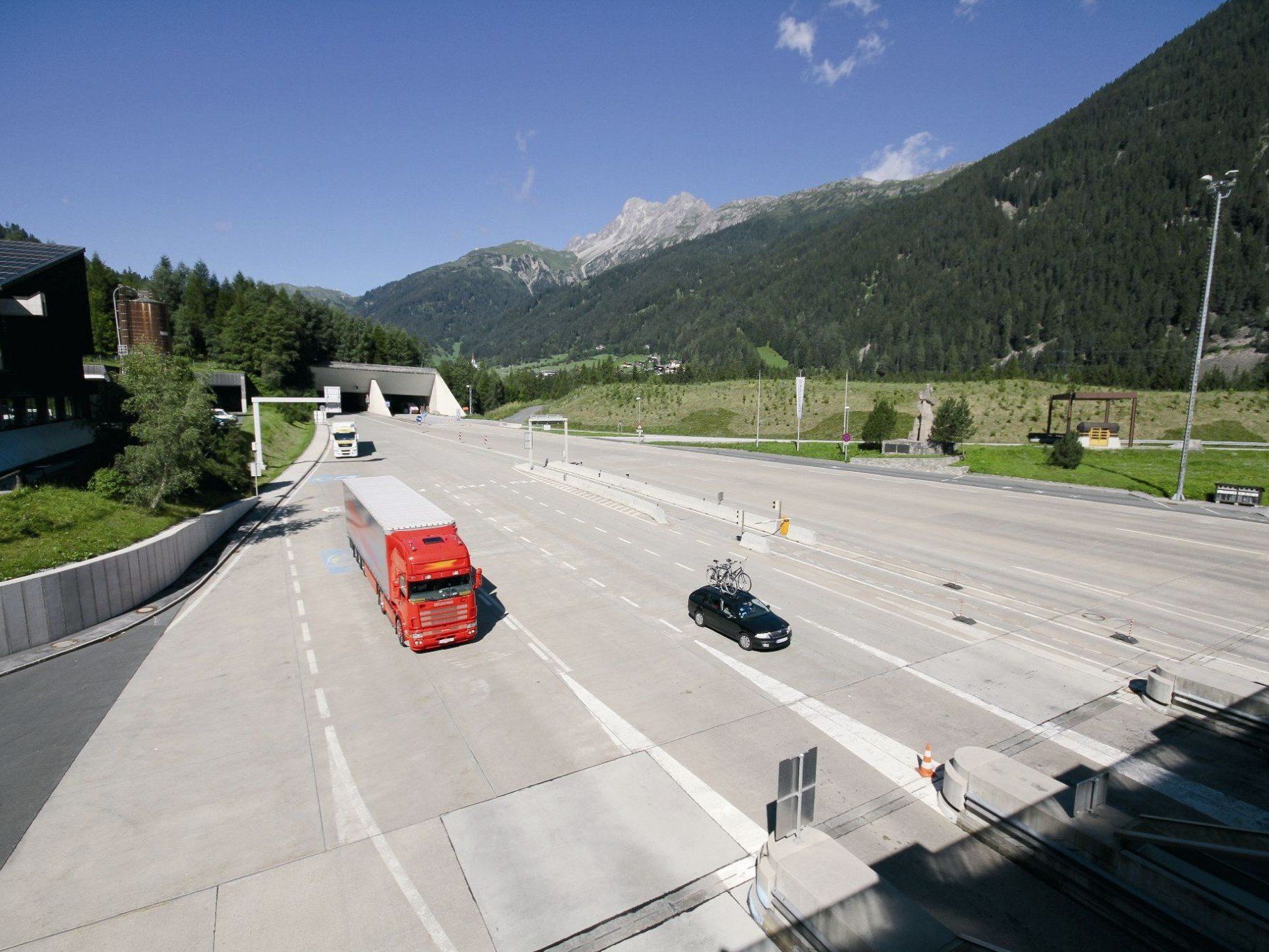 Die Verluste für die Transportunternehmen sind noch unklar. Klar ist hingegen, dass kein neuer "Ersatzstollen" gebohrt wird.