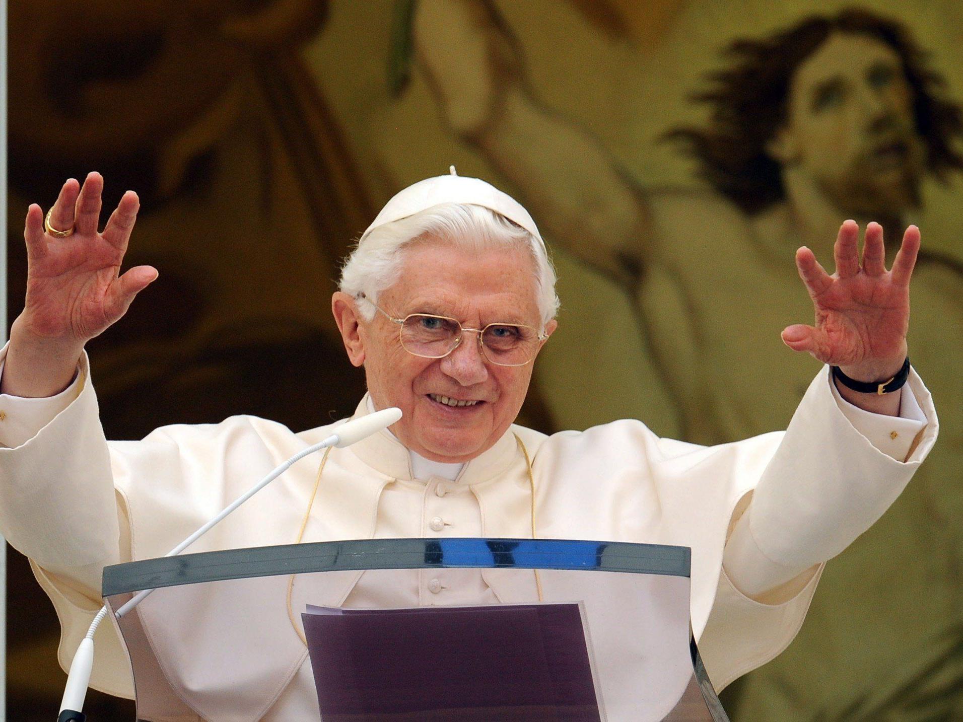 Papst Benedikt XVI. tritt zurück.