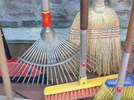 Neben den klassischen Hausmeistern gibt es in den Wiener Gemeindebauten auch Hausbesorger. Neben den klassischen Hausmeistern gibt es in den Wiener Gemeindebauten auch Hausbesorger.