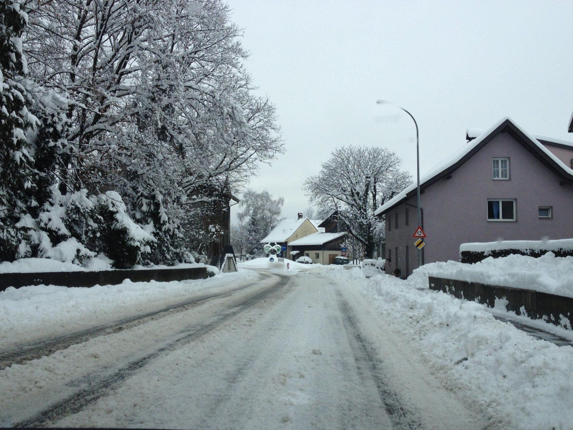 Schnee- und Straßenzustand Sulz-Röthis, Montag, 4. Februar 2013 – Mittagszeit