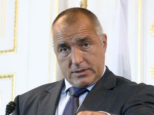 Zuvor hatten Zehntausende gegen die Sparpolitik protestiert. Zuvor hatten Zehntausende gegen die Sparpolitik protestiert.