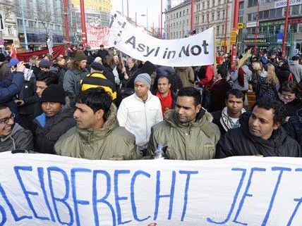 Am Samstag wurde in Wien aus Solidarität mit den Votivkirchen-Flüchtlingen demonstriert. Am Samstag wurde in Wien aus Solidarität mit den Votivkirchen-Flüchtlingen demonstriert.