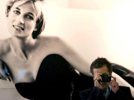 Mehrere Kleider in denen Lady Di vom berühmten Fotograf Mario Testino abgelichtet wurde, werden versteigert.