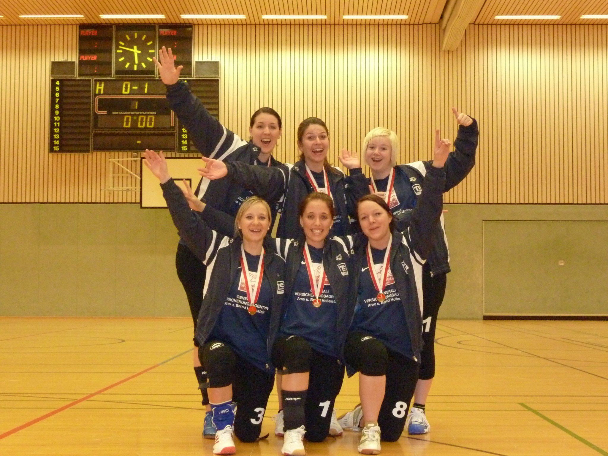 Die Höchster Faustballdamen schafffen den Aufstieg in die höchste Spielklasse und dürfen sich freuen. Die Höchster Faustballdamen schafffen den Aufstieg in die höchste Spielklasse und dürfen sich freuen.