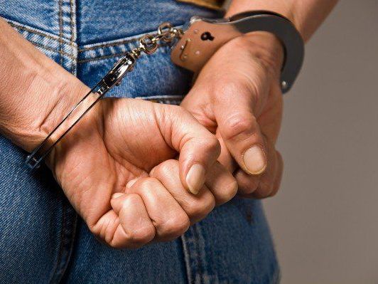 Ein Randalierer ist auf Polizisten losgegangen. Ein Randalierer ist auf Polizisten losgegangen.