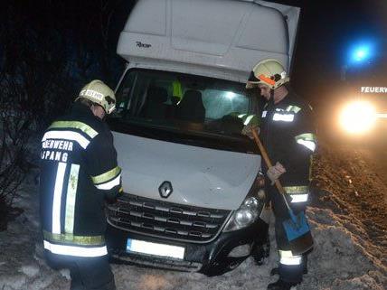 In der Nacht auf Dienstag musste die Feuerwehr einen Klein-Lkw auf der A2 bergen.
