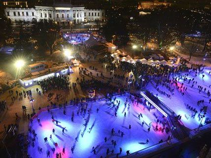 Beim Superfit Charity Eisstockschießen beim Eistraum wurde um einen Spendencheck gespielt. Beim Superfit Charity Eisstockschießen beim Eistraum wurde um einen Spendencheck gespielt.