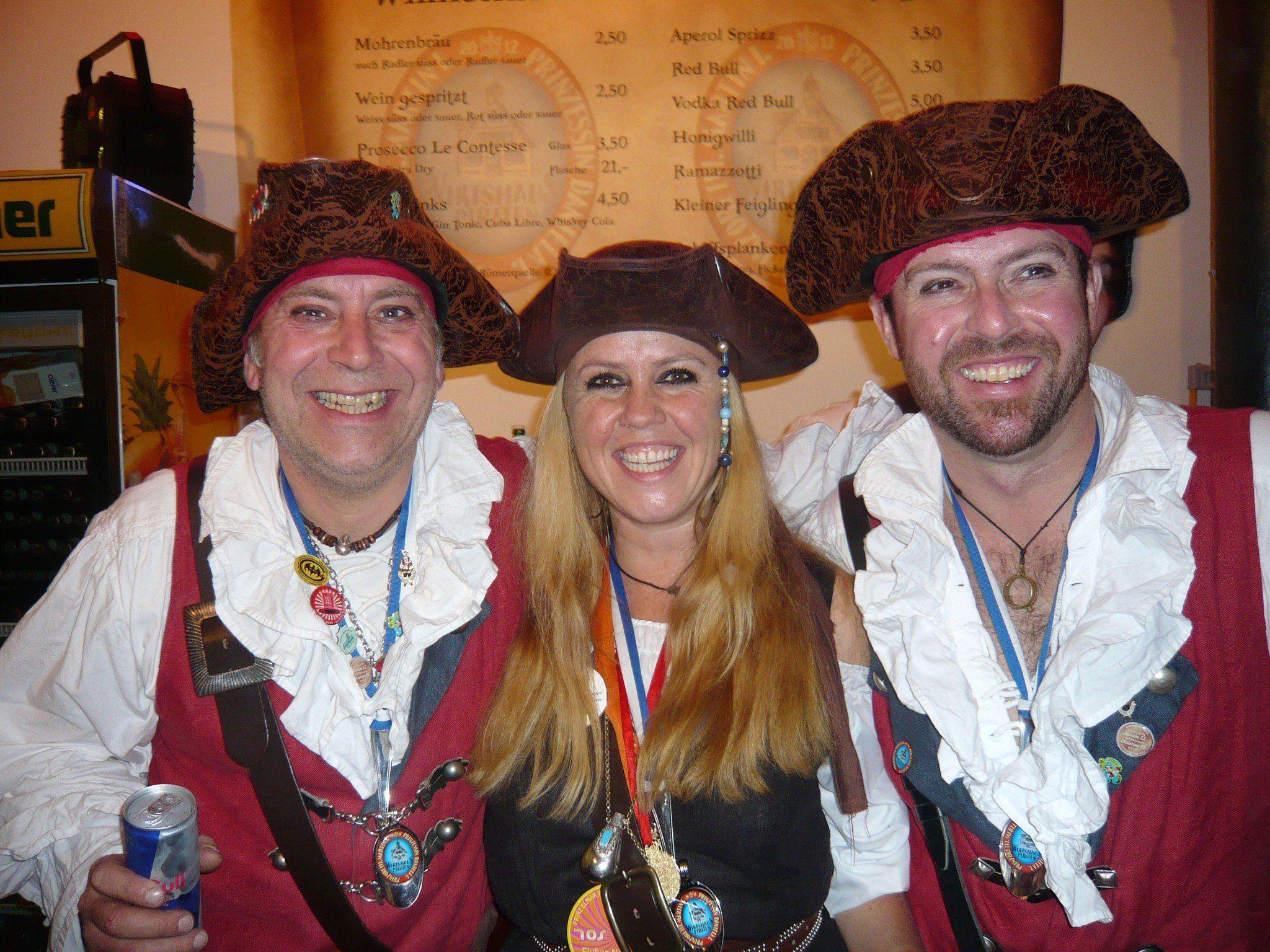 Piratin Sonja Schöpf mit Balldekorateur Peter Mangeng und Jörg Zimmermann.
