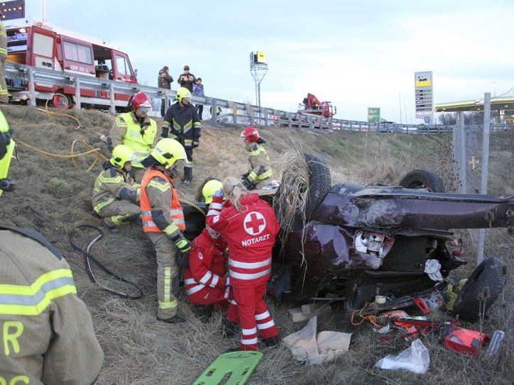 Schwerer Verkehrsunfall auf der Donauuferautobahn (A22). Schwerer Verkehrsunfall auf der Donauuferautobahn (A22).