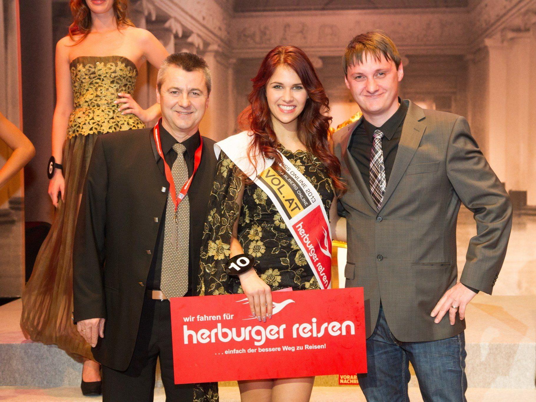 Klaus Herburger (l.) und Marc Springer (CR VOL.AT) mit der "Miss Online" Elena.