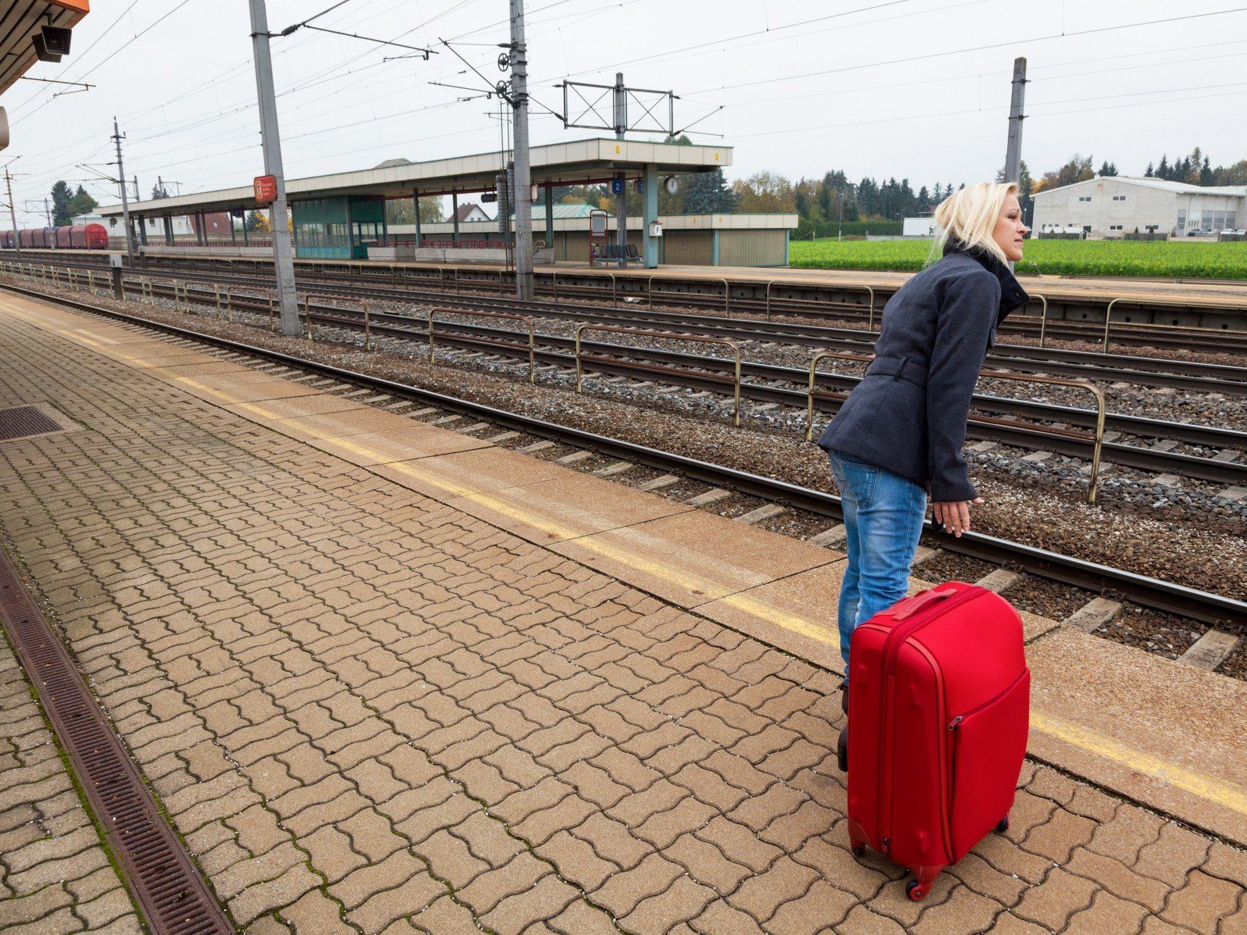 Die längeren Fahr- und Wartezeiten sowie das häufige Umsteigen schrecken die Menschen ab. Die längeren Fahr- und Wartezeiten sowie das häufige Umsteigen schrecken die Menschen ab.
