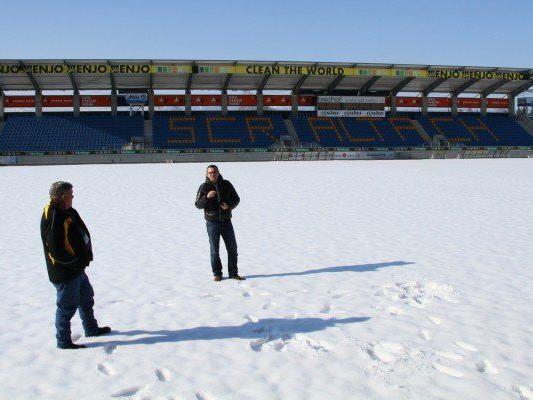Zuviel Schnee auf dem Fußballplatz in Altach