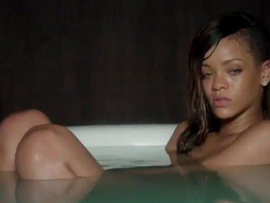 Ungeschminkt und hilflos: Rihanna im neuen Musikvideo "Stay" Ungeschminkt und hilflos: Rihanna im neuen Musikvideo "Stay"