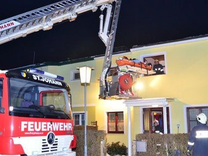 Am Donnerstagabend unterstützte die feuerwehr in Ternitz einen Rettungseinsatz. Am Donnerstagabend unterstützte die feuerwehr in Ternitz einen Rettungseinsatz.