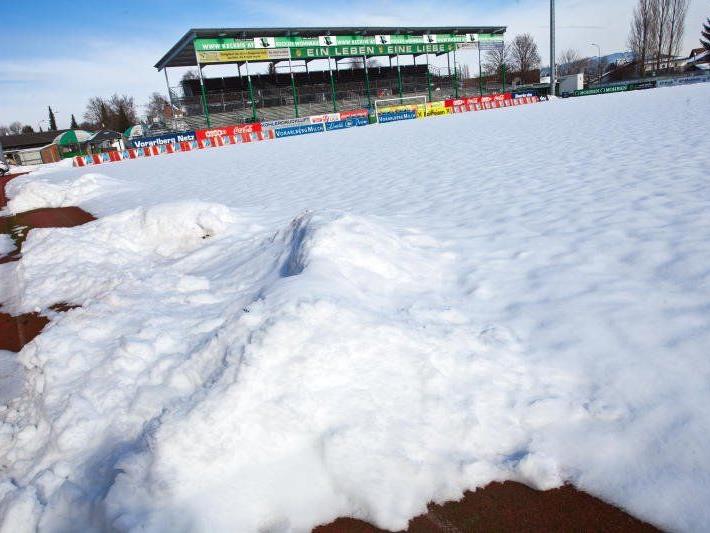 Das Reichshofstadion ist noch von einer dicken Schneeschicht bedeckt.