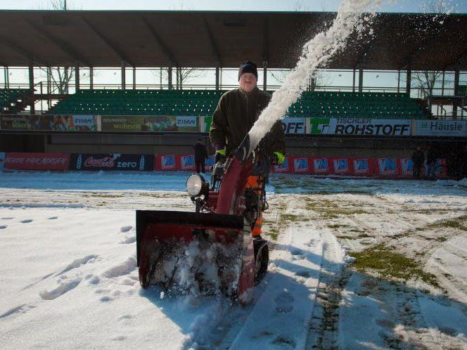 Das Reichshofstadion wurde heute vom Schnee befreit, morgen soll gespielt werden.