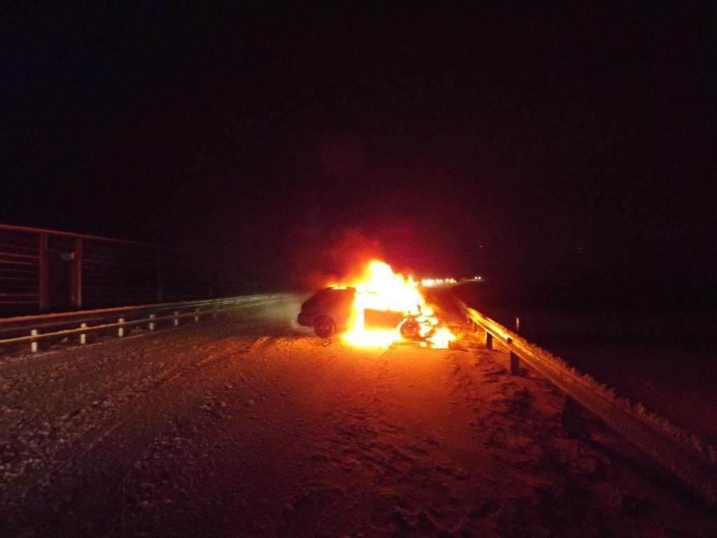 Unfallauto ging in Flammen auf.