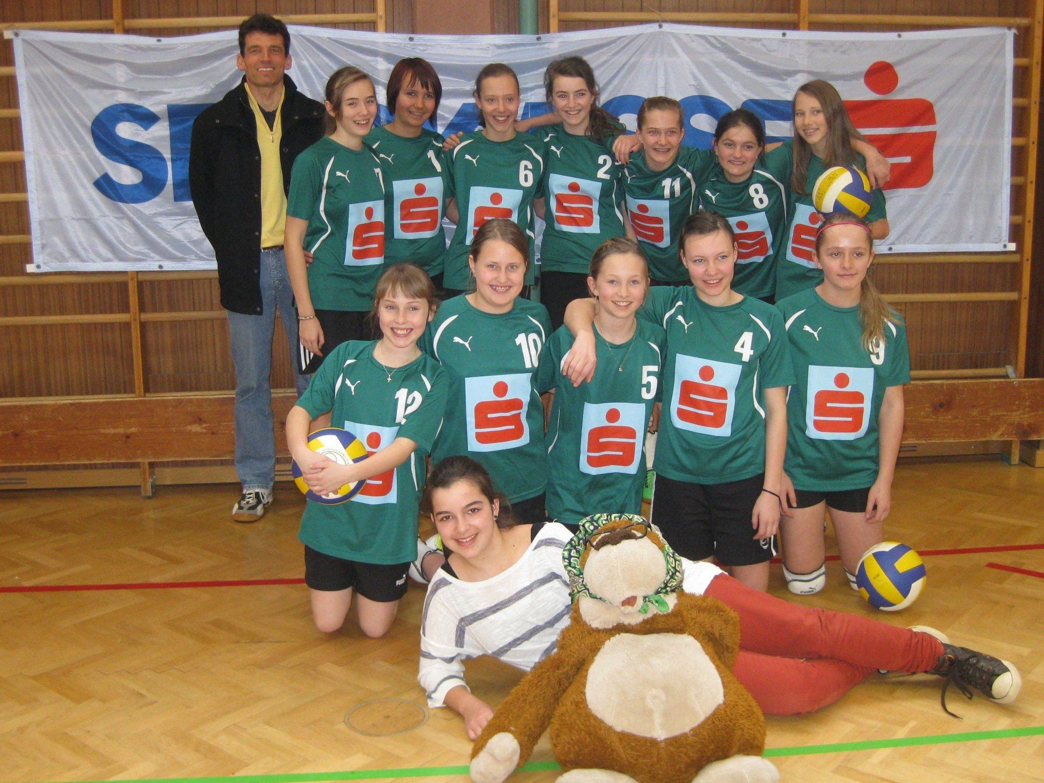 Die Auer Volleyballmädchen freuen sich über den Bezirksmeistertitel. Die Auer Volleyballmädchen freuen sich über den Bezirksmeistertitel.